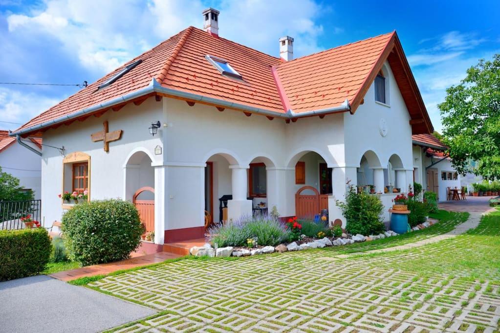 Levendula Vendeghaz Lovas Villa Exterior photo